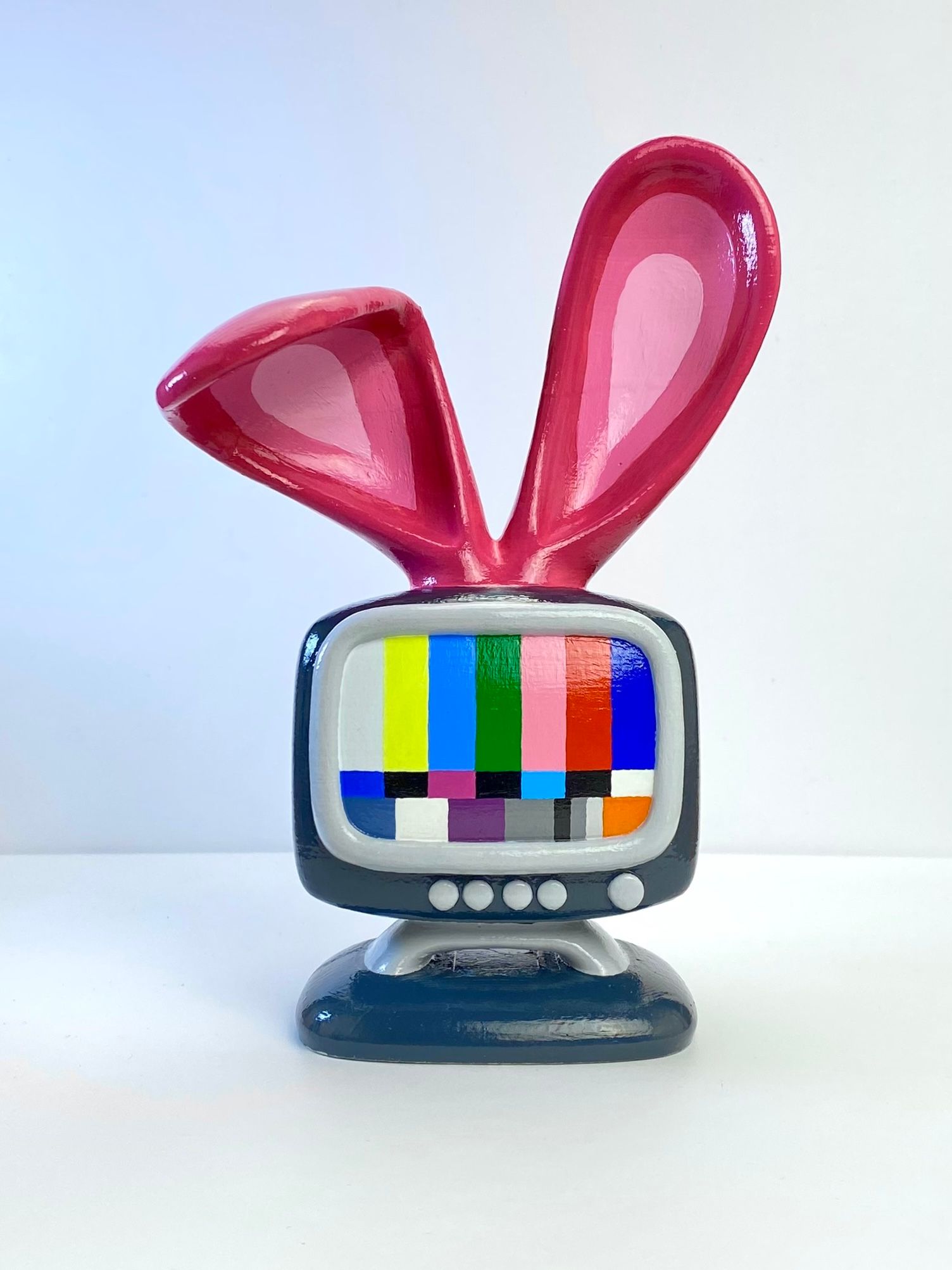 Кирилл Суриков (Скульптура - 
                  13 x 20 см) Pink Bunny TV