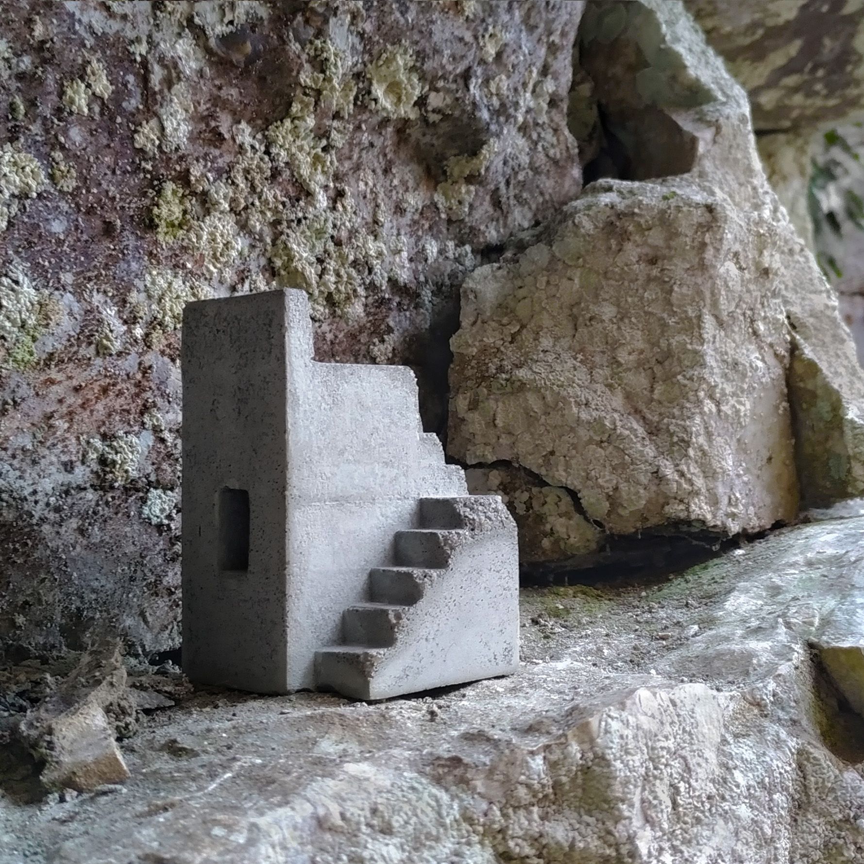 Кирилл Филатов (Скульптура - 
                  5.5 x 9 см) Маяк у высохшего моря\а lighthouse by a dried out sea\le guet 08