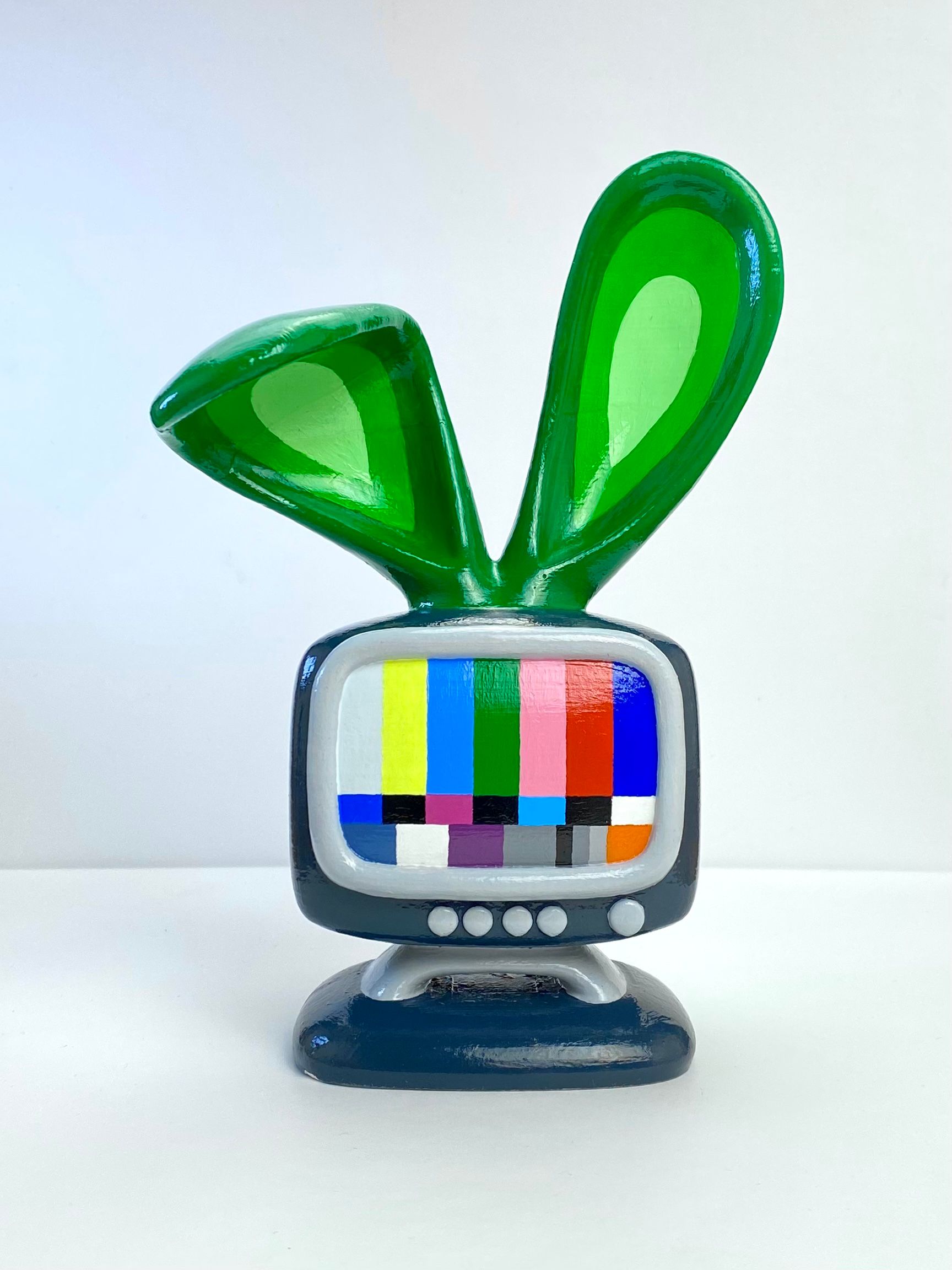 Кирилл Суриков (Скульптура - 
                  13 x 20 см) Green Bunny TV