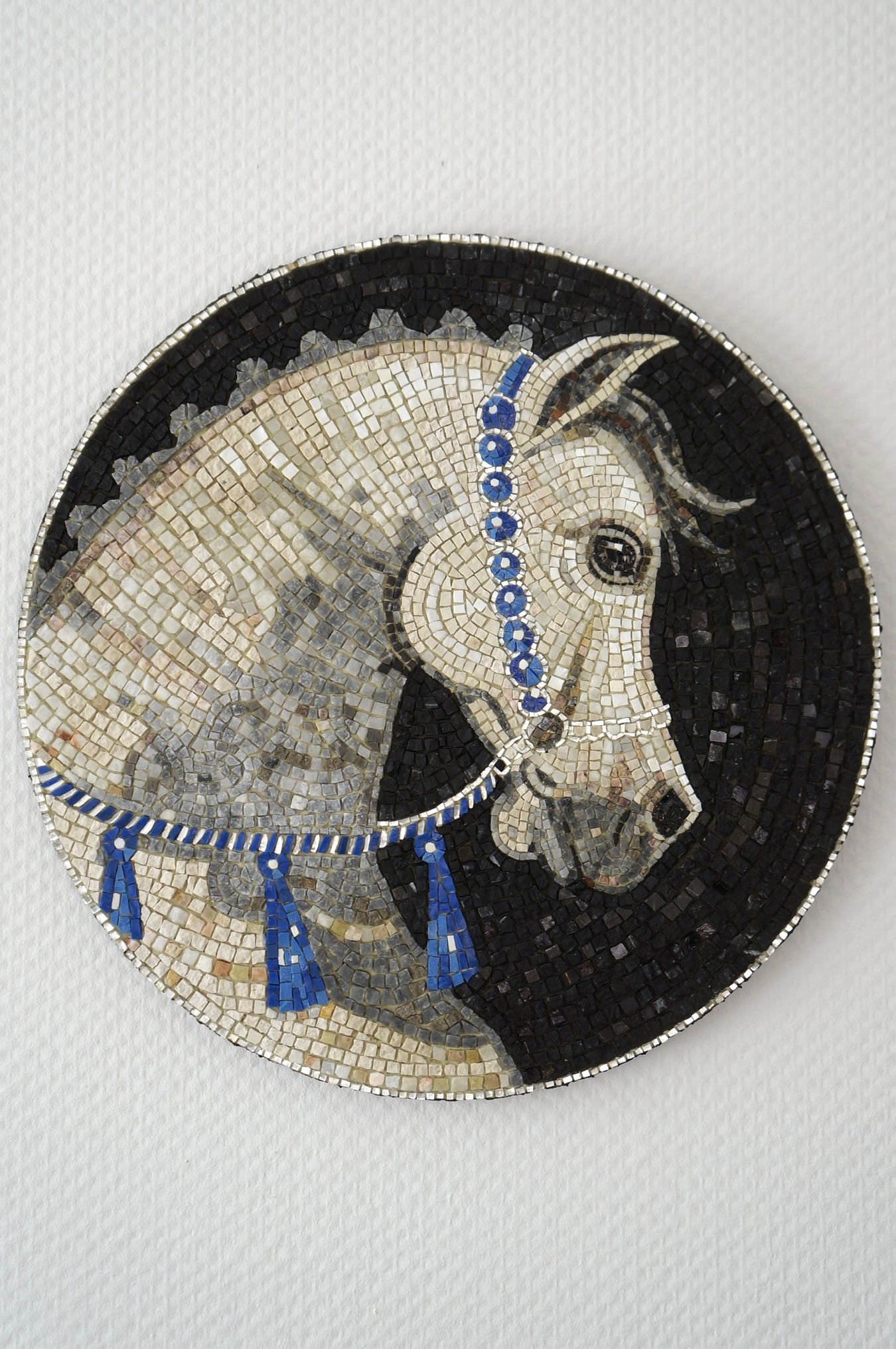 Анастасия Колышкина (Объект - 
                  42 x 42 см) Белая лошадь