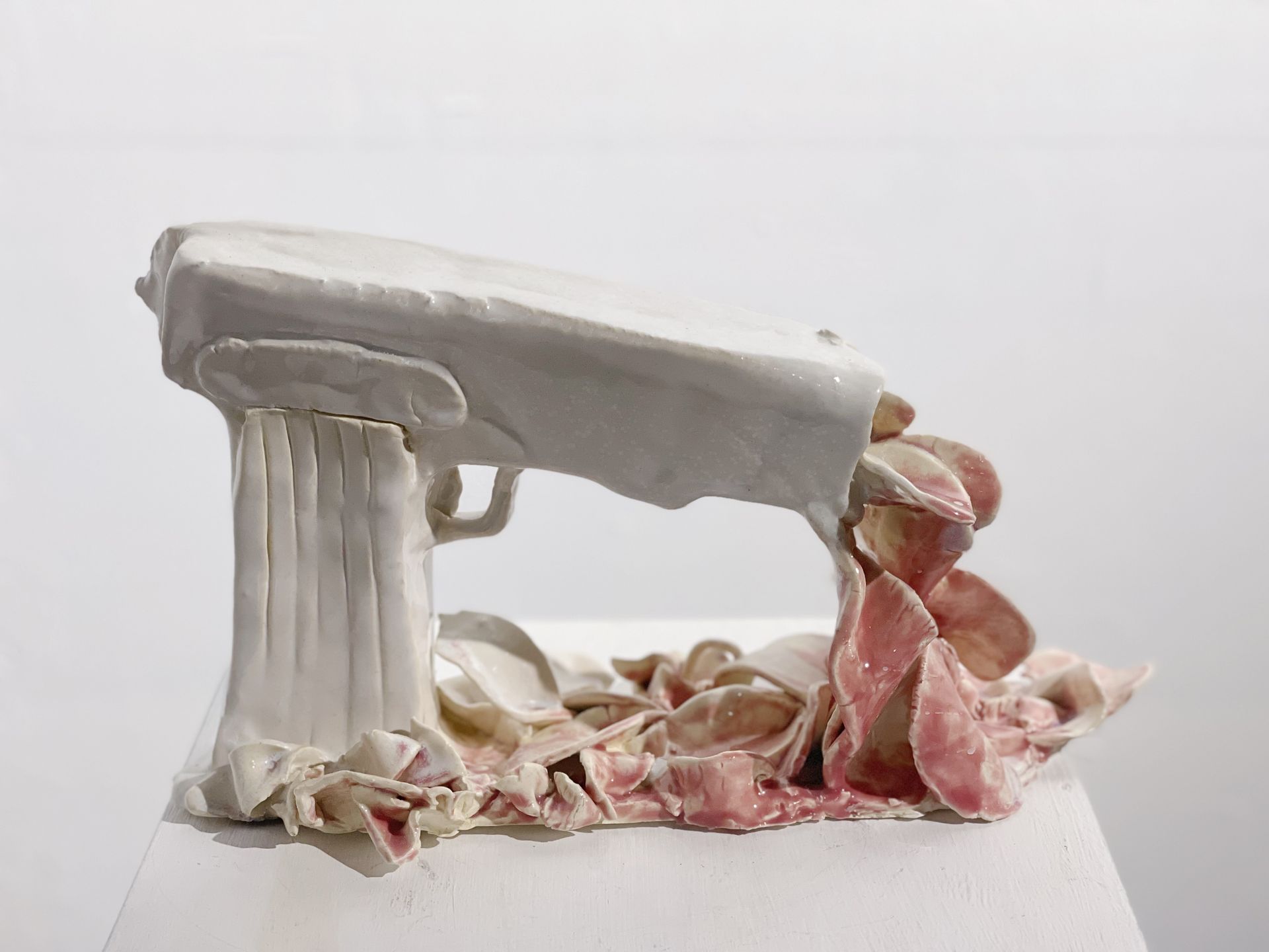 Елена Ишо (Скульптура - 
                  33 x 20 см) Пистолет 
