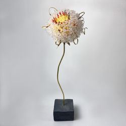 Арт-объект "Одуван на изогнутой ножке". Желтый с красным