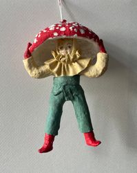 Мальчик в костюме грибочка