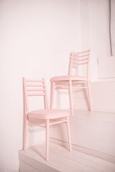 Два розовых стула