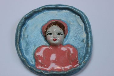 Девочка в розовом платье и голубых мечтах