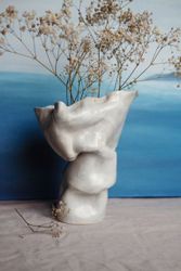 Интерьерная ваза с изгибами "Lady in white"