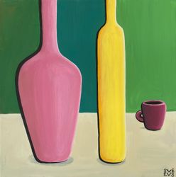 Интерьерный натюрморт с вазой, бутылкой и чашкой