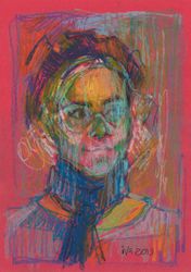 Молодая женщина на красном