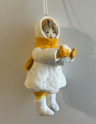 Девочка со снежком