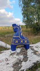 Настольная скульптура синего коня "Шов памяти"