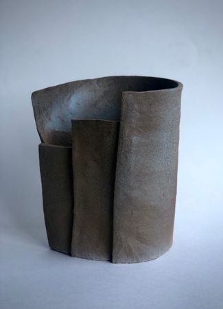 Жанна Сидакова (Скульптура - 
                  14 x 17 см) Ваза "Пласт"