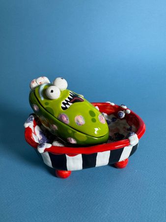 Виктория Романович (Скульптура - 
                  15 x 11 см) Огурчик в ванне