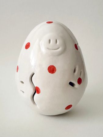 Елена Алексанян Слободская (Скульптура - 
                  10.5 x 14.5 см) Яйцо белое в красную точку