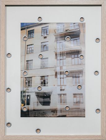 Игорь Поносов (Коллаж / ассамбляж - 
                  30 x 40 см) Между стен