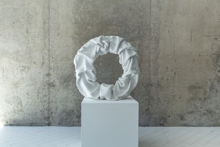 Натали Кокошкина (Скульптура - 
                  65 x 65 см) Связь поколений