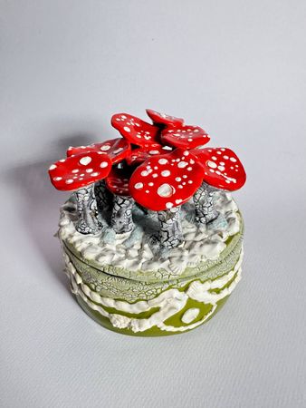 Виктория Романович (Скульптура - 
                  12 x 11 см) Волшебная Шкатулка