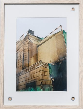Игорь Поносов (Коллаж / ассамбляж - 
                  30 x 40 см) Между стен