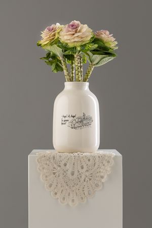 Татьяна Бредихина (Скульптура - 
                  15 x 23 см) Ваза "Трехлитровая". Любовь и голуби — Людк, а Людк! Ты деньги брала?