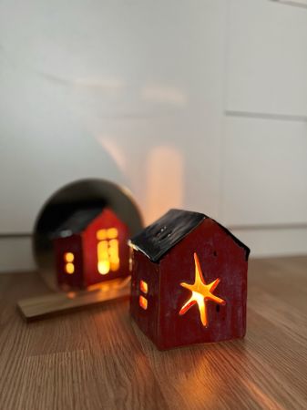 Ксения Карих (Скульптура - 
                  11.9 x 15.5 см) В доме живет мечта