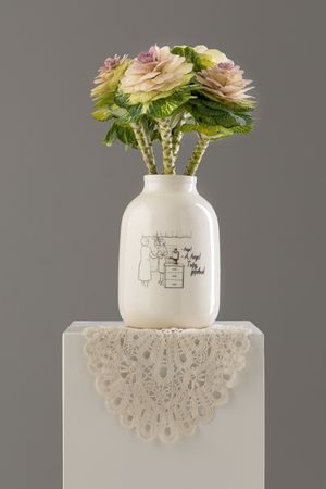 Татьяна Бредихина (Скульптура - 
                  15 x 23 см) Ваза "Трехлитровая". Любовь и голуби — Тьфу, деревня!