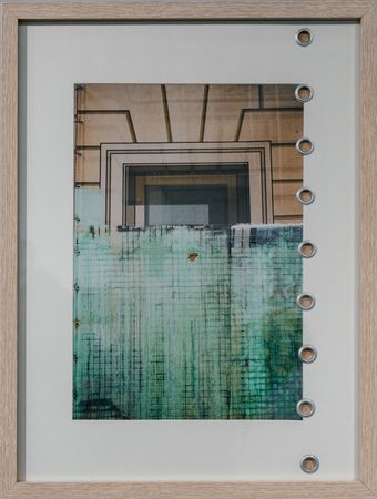 Игорь Поносов (Коллаж / ассамбляж - 
                  30 x 40 см) Между стен