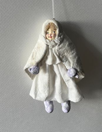 Елизавета Тарасова (Объект - 
                  12 x 19 см) Ангел, укрывшийся крыльями