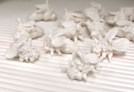 Анастасия Андреичева (Скульптура - 
                  1.5 x 3 см) Потусторонняя пчела