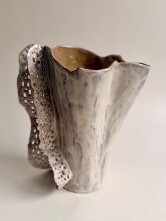 Жанна Сидакова (Скульптура - 
                  20 x 24 см) Шепот