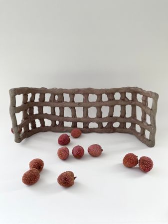 Майя Л (Скульптура - 
                  14 x 35.5 см) Декоративная ржаво-зелёная арт фруктовница ручной лепки