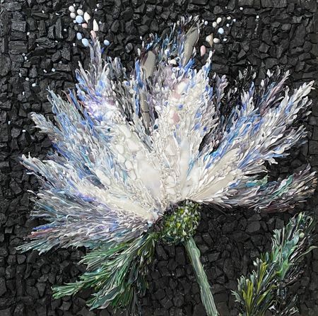 Елена Кириллова (Объект - 
                  60 x 60 см) Лепестки. На черном