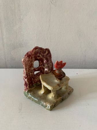 Юджин (Скульптура - 
                  7 x 9 см) Окно