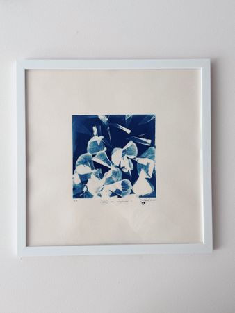 Юлия Милякова (Графика печатная - 
                  30 x 30 см) Свободное падение 1. Серия "Цветы"