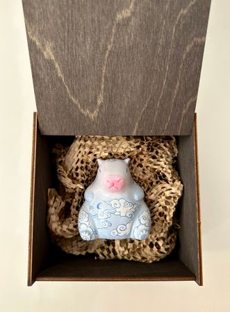 Ева Гец (Скульптура - 
                  7.5 x 9 см) Капи — Клауд