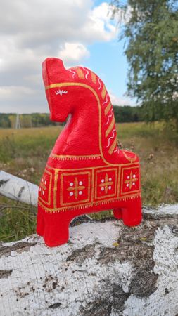 Ксения Торгашина (Скульптура - 
                  26 x 37 см) Настольная скульптура красного коня "Шов памяти"