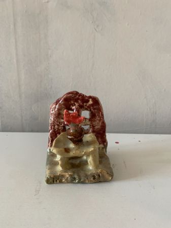 Юджин (Скульптура - 
                  7 x 9 см) Окно