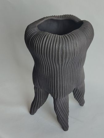 Екатерина Пеганова (Скульптура - 
                  15 x 27 см) Ваза "Бутон на ножках"