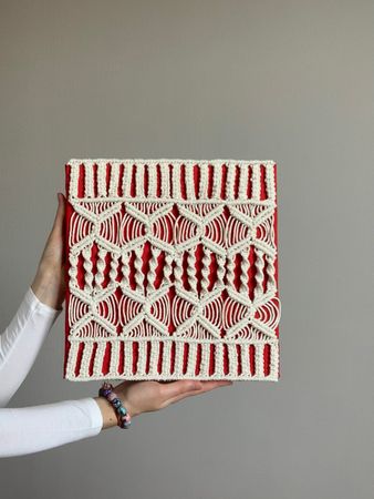 Антонина Осипенко (Вышивка - 
                  30 x 30 см) Красный