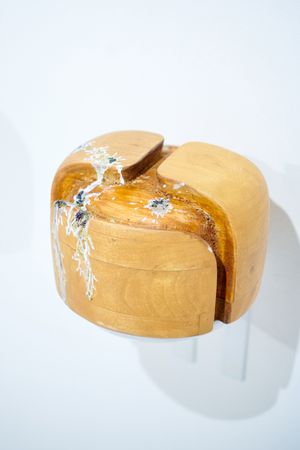 Людмила Константинова (Скульптура - 
                  21 x 13 см) Из серии "К деньгам"