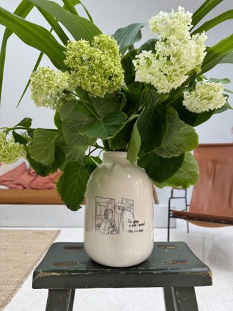 Татьяна Бредихина (Скульптура - 
                  15 x 23 см) Ваза "Трехлитровая". Любовь и голуби — Нет, я к жене