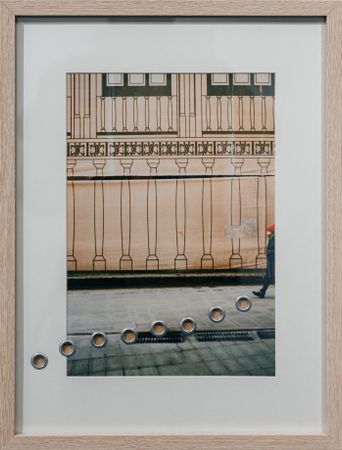 Игорь Поносов (Коллаж / ассамбляж - 
                  30 x 40 см) Между стен