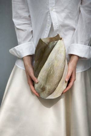 Жанна Сидакова (Скульптура - 
                  14 x 25 см) Ваза "Гибкость"