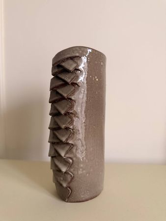 Жанна Сидакова (Скульптура - 
                  10 x 19 см) Ваза "Строчка времени"