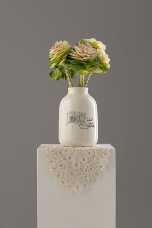 Татьяна Бредихина (Скульптура - 
                  15 x 23 см) Ваза "Трехлитровая". Любовь и голуби — Ах, ты, сучка ты крашена