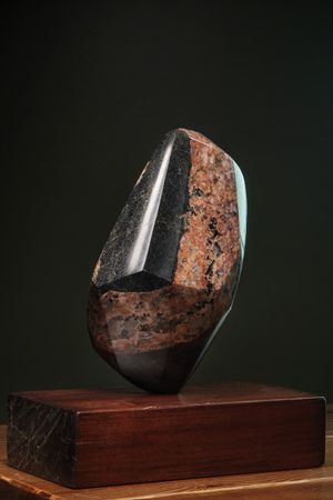 Сергей Гапанович (Скульптура - 
                  30 x 29 см) Непокоренный