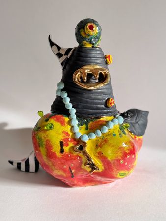 Виктория Романович (Скульптура - 
                  28 x 31 см) Уродец на Яблоке