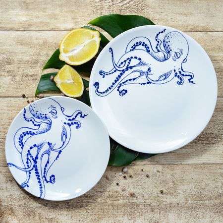Алена Сокольникова (Объект - 
                  25 x 25 см) Тарелка из фарфора "Осьминог"