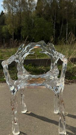 Алёна Рябчинская (Инсталляция - 
                  50 x 81 см) Стул