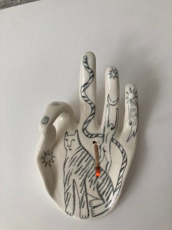 Оксана Афанасьева (Скульптура - 
                  8.5 x 13 см) "Ладонь" подставка для благовоний