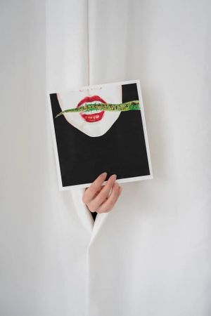 Мария Черепанова (Авторская графика - 
                  19.5 x 18 см) Поймать за хвост