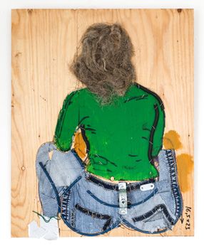 Портрет молодой женщины в голубых джинсах, присевшей отдохнуть